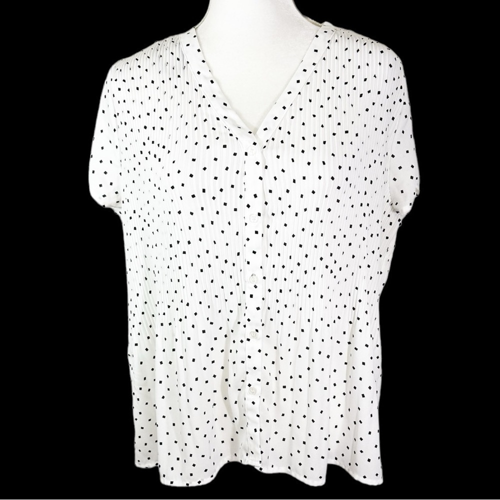 🌸Pleione- Black/White Short Sleeve V Neck Button Down Blouse- Size M